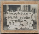 Fotografie de grup de la o Scoala de Fete, Romania interbelica
