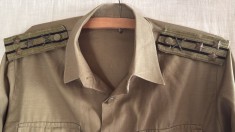 COLONEL DE ARTILERIE per.COMUNISTA/ CAMASA CU EPOLETI,GRADE SI INSEMNE DE ARMA(CONFECTII BRAILA)