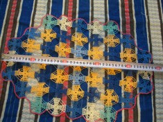 Macrame (mileu) multicolor avand dimensiunea aproximativa de 48x32 cm