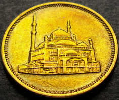 Moneda 10 QIRSH - EGIPT, anul 1992 * cod 2002 A V= MOSCHEEA CITADEL SALAH EL DIN foto