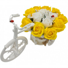 Aranjament floral trandafiri "Bicicleta cu flori zambarete", flori de sapun, galben cu alb, Dalimag, 30x17x15 cm