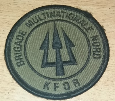 C7 80 - Ecuson tematica militara - NATO - KFOR - piesa de colectie! foto
