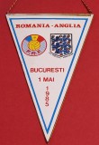 Fanion meci fotbal ROMANIA - ANGLIA (01.05.1985) - posibil semnatura originala a antrenorului MIRCEA LUCESCU