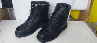 BOCANCI VANATOR DE MUNTE CULOARE NEAGRA MARIMEA 23 . foto