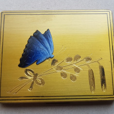 C743-I-Pudriera alama aurita Fluture albastru emailat pe floare.