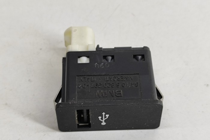 USB BMW i3 I01 2018 OEM: 6820397 27729631