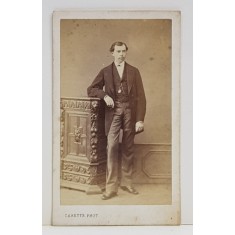 BARBAT IN STUDIO , FOTOGRAFIE TIP C.D.V. , SFARSITUL SEC. XIX