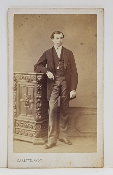 BARBAT IN STUDIO , FOTOGRAFIE TIP C.D.V. , SFARSITUL SEC. XIX