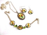 Set Bijuterii Floarea Soarelui: Bratara Reglabila, Cercei si Pandantiv - Verde, Maro, Galben - Handmade, Fashion