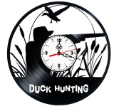 Ceas de perete decorativ realizat din disc de vinil, Duck Hunting / Vanatoare de rate, Negru, 30 cm