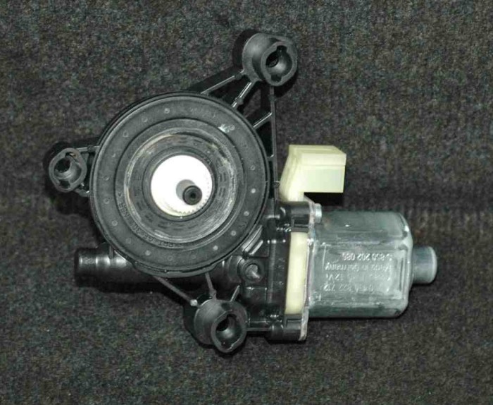 Motor macara geam ușă dreapta spate AUDI A3 Limousine 8VS, 8VM 2015 OEM: 5Q0959802 1967867