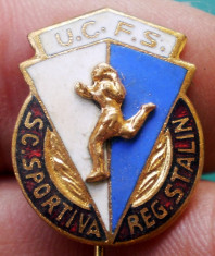 I.170 INSIGNA STICKPIN ROMANIA UCFS SC. SPORTIVA REGIUNEA STALIN BRASOV email foto