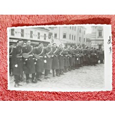 Fotografie tip carte postala, militari la parada, perioada anilor 40