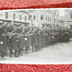 Fotografie tip carte postala, militari la parada, perioada anilor 40