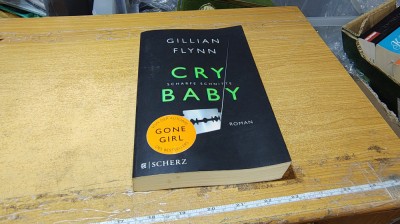 Carte Cry Baby - Gillian Flynn germana #A6611 foto