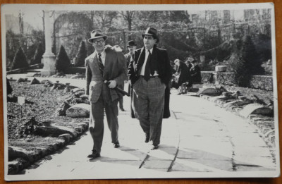 Foto originala , Gheorghe Dinu ( Stephan Roll ) si Radu Arges in Cismigiu foto