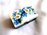 cutie de lemn cu margarete si flori de nu ma uita 38726
