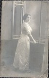 Fotografie tip Carte Postala, Femeie in rochie lunga, la fereastra, 1917