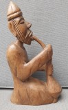 Cumpara ieftin Statueta vintage lemn unicata personaj chinez fumator pipa, inaltime 28 cm