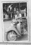 Bnk foto - Copil pe scuter Manet - 1962, Alb-Negru, Romania de la 1950, Transporturi