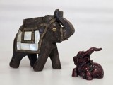 Elefant din lemn cu inserii de sidef si alama