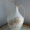 Vaza de portelan fin, model deosebit, crizanteme aurii
