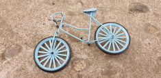 VECHE BICICLETA METALICA IN MINIATURA foto