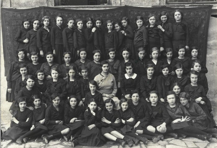 A3682N Eleve și profesori de la Liceul de fete nr 2, 1934, Cernăuți