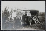 Fotografie, pe carton, Patru barbati la vanatoarecu autoturismul, perioada interbelica