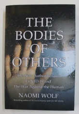 THE BODIES OF OTHERS - THE NEW AUTHORITARIANS , COVID - 19 AND THE WAR AGAINST THE HUMAN by NAOMI WOLF , 2022 foto