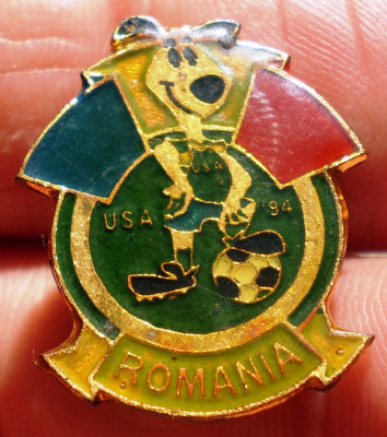 I.864 INSIGNA PIN ROMANIA USA 94 CAMPIONATUL MONDIAL DE FOTBAL 1994 MASCOTA foto