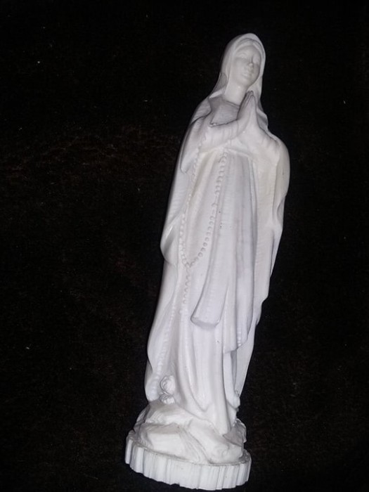 Statuieta tip bibelou veche SFANTA MARIA,starea care se vede,T.GRATUIT