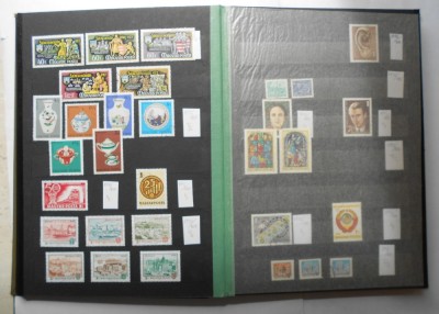 Clasor Ungaria 1970 - 1976 cu 317 timbre + 3 blocuri diferite foto