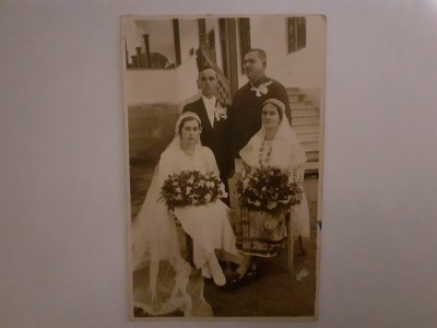 Carte poștală cu 2 cupluri &amp;icirc;n straie de nuntă foto