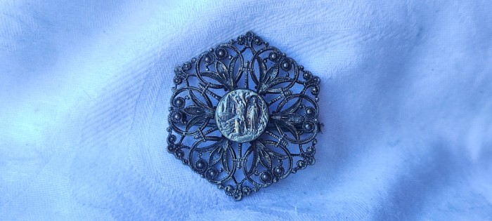 BROSA SFANTA MARIA aparitie 1858 FEMENIE IMBRACATA in ALB in GROTTA MASSABIELLE