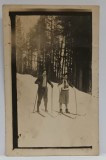 SINAIA , CUPLU PE SCHURI , FOTOGRAFIE FORMAT CARTE POSTALA , PERIOADA INTERBELICA