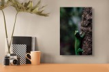 Tablou Canvas, "Gecko verde pe trunchi de copac", Verde, Soparla, Scoarta, Texturi, Detalii, Natura, Camuflaj, 26 x 39 cm, CMCLASS