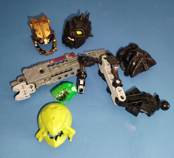 Diverse piese Lego Bionicle Weapon Inika Light-up Laser Drill Masca Kadrin, Pakari Nuva Hero Factory Toxic Reapa articulatii diferite lost10