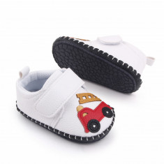 Pantofiori albi pentru baietei - Masinuta (Marime Disponibila: 6-9 luni