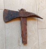 Vechi topor de pompier din fier forjat , cunoscut ca și topor de geniu WW1 sau WW2 I
