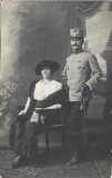 P3030N Sublocotenent rom&acirc;n din Serviciul Sanitar, cu sabie și jambiere din piele, &icirc;n uniformă model 1912