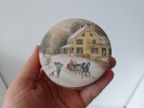 Cutie de tabla, vintage, cu imagine peisaj de iarna, 7cm diametru x 2.5cm inaltime