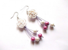 cercei cu trandafiri albi acrilici perlat si perle sticla violet 37690 foto