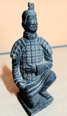 Statueta ceramica soldat de teracota foto
