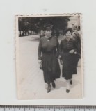 bnk foto Ploiesti - Femei pe bulevard - intersectia Radu Stanian - bulevard - anii `40