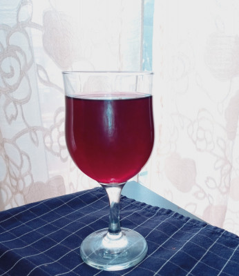 Vin natural roșu -de țară - demisec 2023 foto