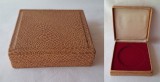 Cutie de LUX, veche, pentru prezentare, depozitare insigna, decoratie, placheta - medalie, cu dimensiunea de 5.8 cm
