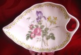 FARFURIE BOL PORTELAN ENGLEZESC ROYAL DOULTON BONE CHINA MODEL CAMILLA DECOR CU IRIS SI TRANDAFIRI 15.5 CM