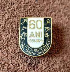 Insigna (model-vechi) fotbal - UNIVERSITATEA CLUJ (aniversare 60 ani 1919-1979)-varianta 1 foto