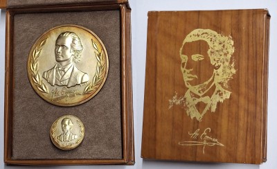 MIHAI EMINESCU superb Lot - Insigna si medalie in cutie de Lux - Rar foto